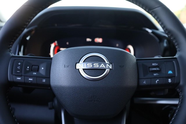 Nissan Pathfinder Vehicle Full-screen Gallery Image 13