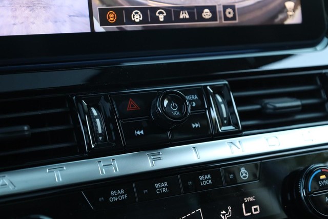 Nissan Pathfinder Vehicle Full-screen Gallery Image 17