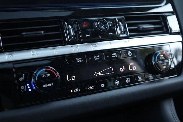 Nissan Pathfinder Vehicle Full-screen Gallery Image 18