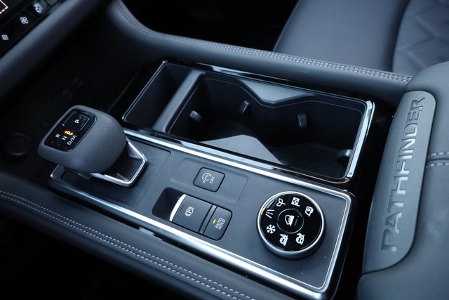 Nissan Pathfinder Vehicle Full-screen Gallery Image 20