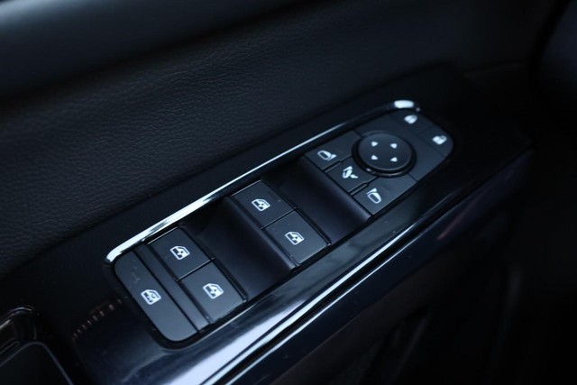 Nissan Pathfinder Vehicle Full-screen Gallery Image 22