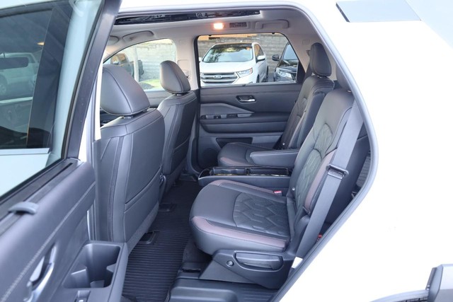 Nissan Pathfinder Vehicle Full-screen Gallery Image 26