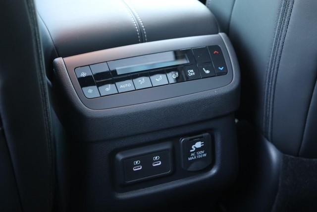Nissan Pathfinder Vehicle Full-screen Gallery Image 28