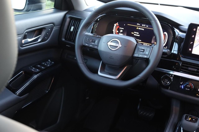 Nissan Pathfinder Vehicle Full-screen Gallery Image 30