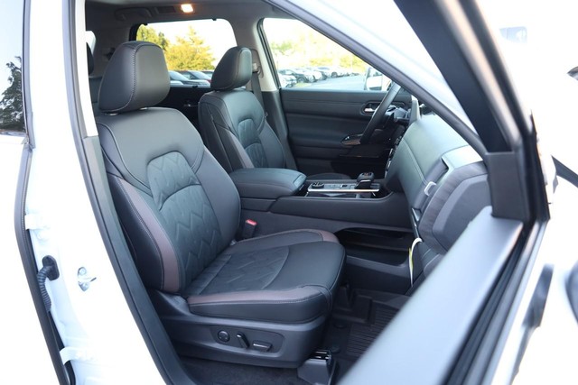 Nissan Pathfinder Vehicle Full-screen Gallery Image 32