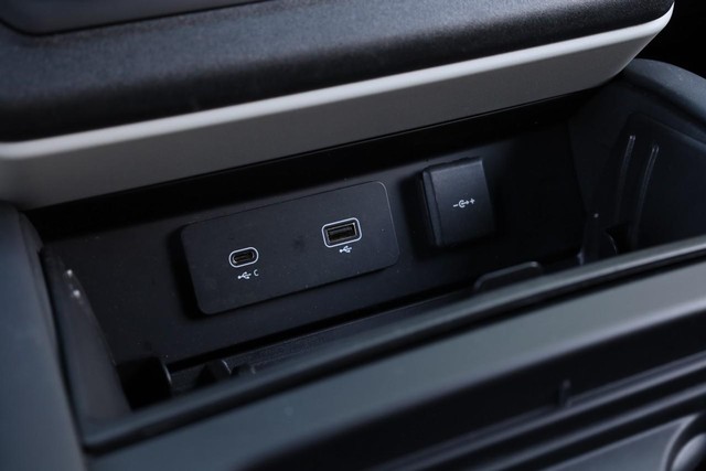 Land Rover Defender Vehicle Image 19