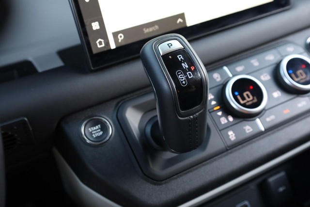 Land Rover Defender Vehicle Image 20