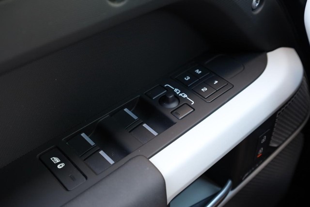 Land Rover Defender Vehicle Image 22