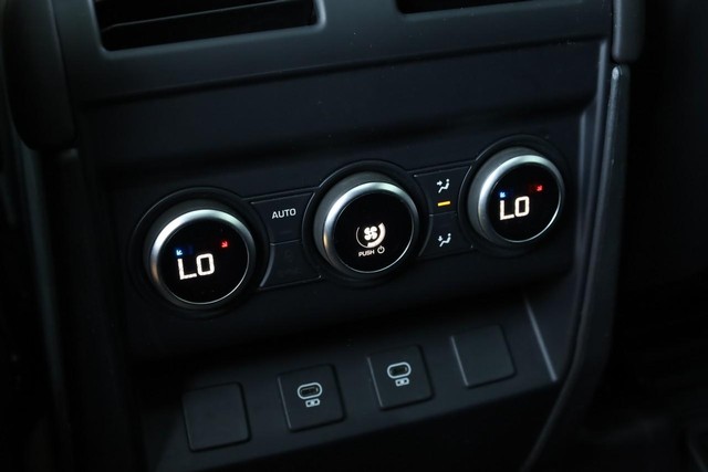 Land Rover Defender Vehicle Image 25