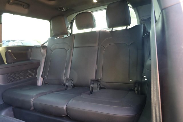 Land Rover Defender Vehicle Image 28