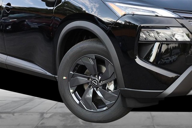 Nissan Rogue Vehicle Full-screen Gallery Image 3