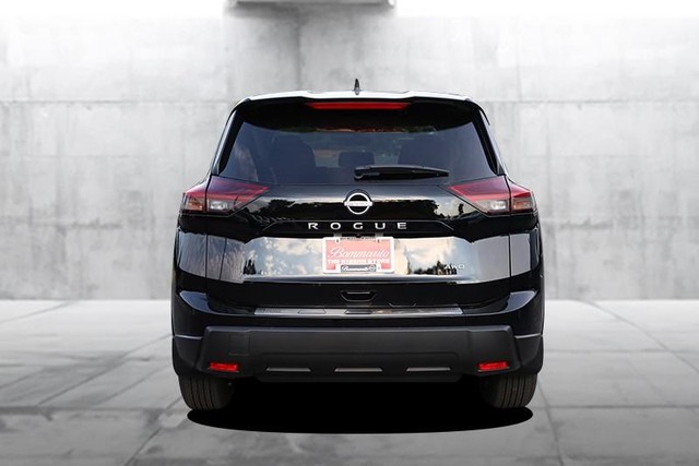 Nissan Rogue Vehicle Full-screen Gallery Image 6