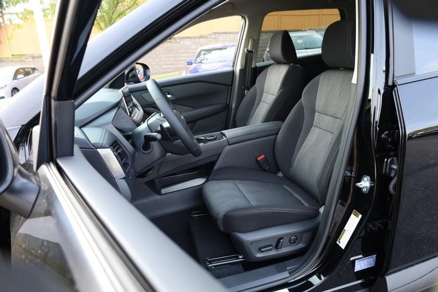 Nissan Rogue Vehicle Full-screen Gallery Image 8