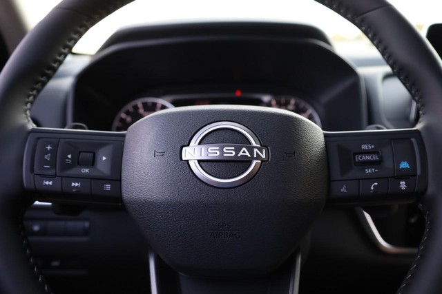 Nissan Rogue Vehicle Full-screen Gallery Image 9