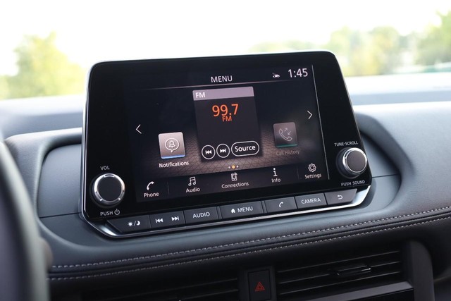 Nissan Rogue Vehicle Full-screen Gallery Image 11