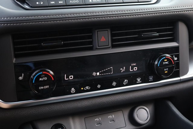 Nissan Rogue Vehicle Full-screen Gallery Image 13