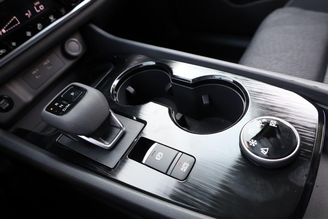 Nissan Rogue Vehicle Full-screen Gallery Image 15