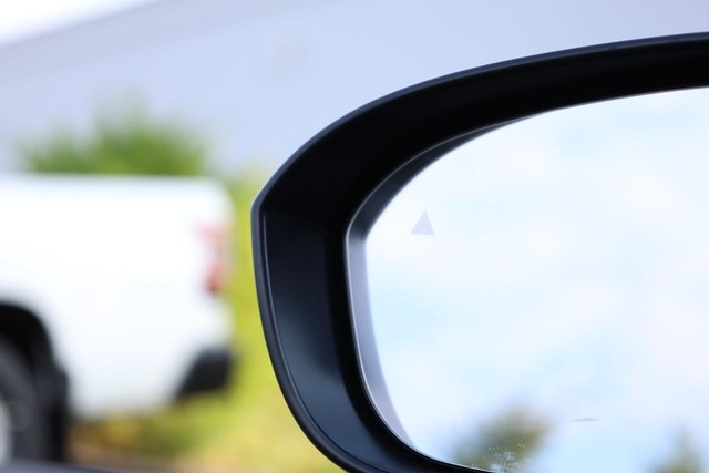 Nissan Rogue Vehicle Full-screen Gallery Image 19
