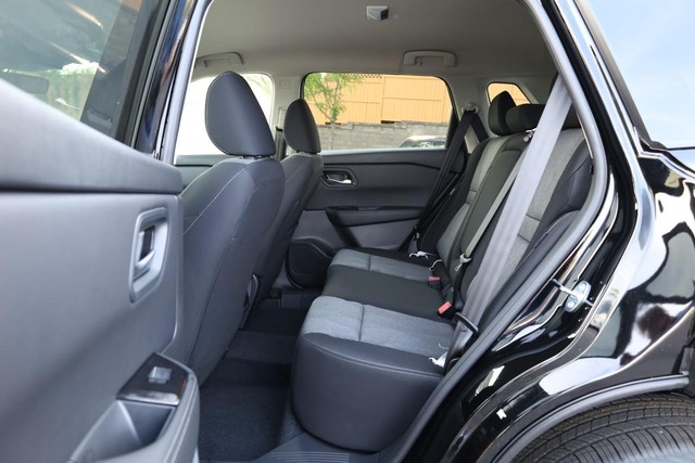 Nissan Rogue Vehicle Full-screen Gallery Image 20