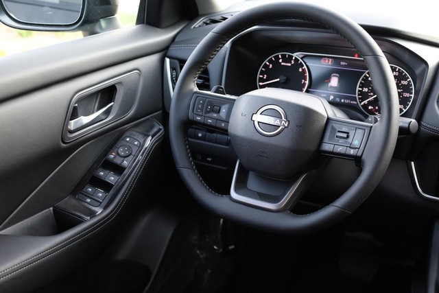 Nissan Rogue Vehicle Full-screen Gallery Image 23