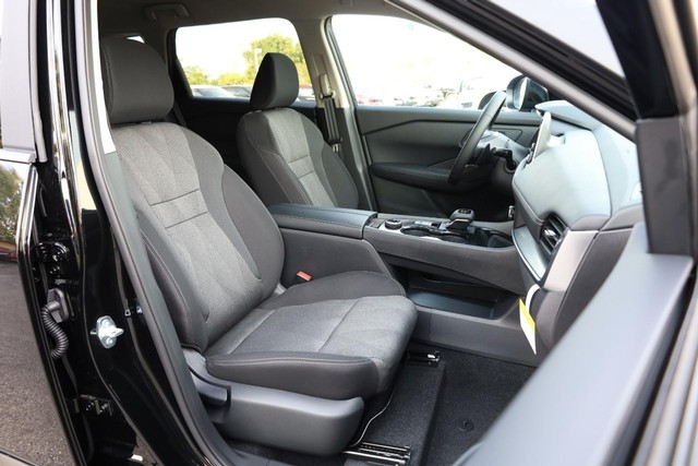 Nissan Rogue Vehicle Full-screen Gallery Image 24
