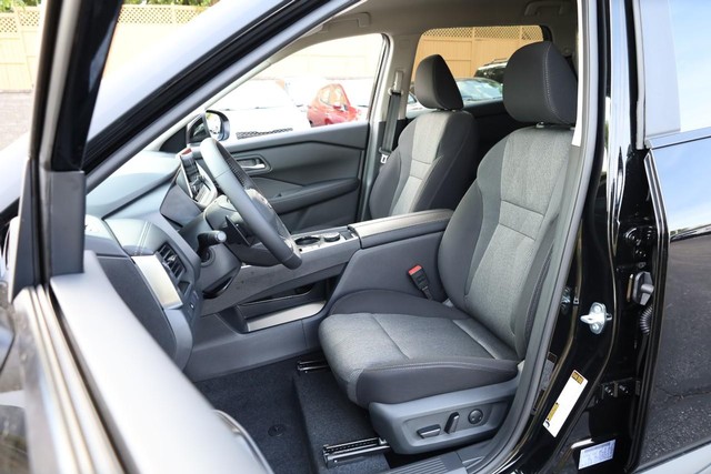 Nissan Rogue Vehicle Image 08