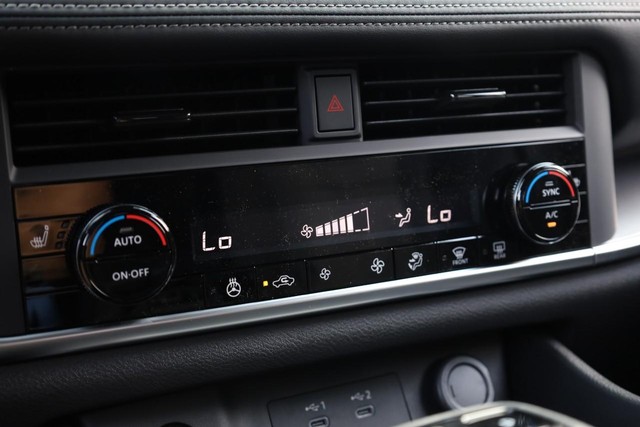 Nissan Rogue Vehicle Image 13