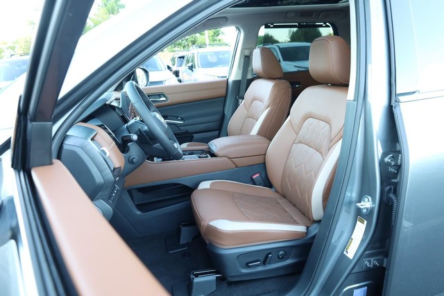 Nissan Pathfinder Vehicle Full-screen Gallery Image 8