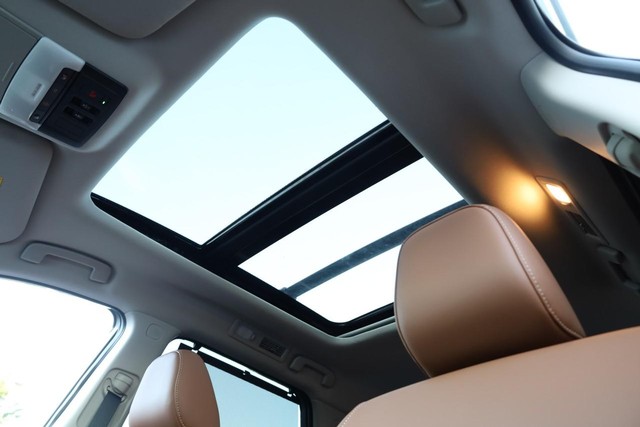Nissan Pathfinder Vehicle Full-screen Gallery Image 9