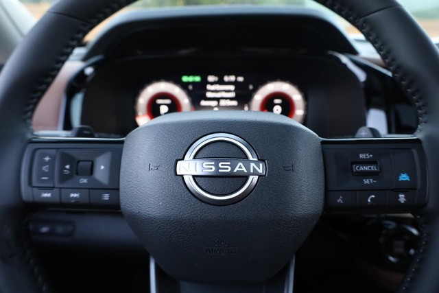 Nissan Pathfinder Vehicle Full-screen Gallery Image 11
