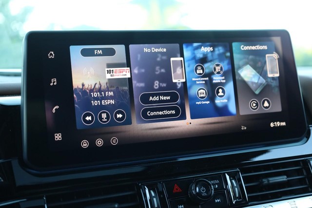 Nissan Pathfinder Vehicle Full-screen Gallery Image 13