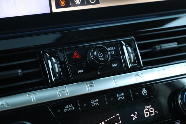 Nissan Pathfinder Vehicle Full-screen Gallery Image 15