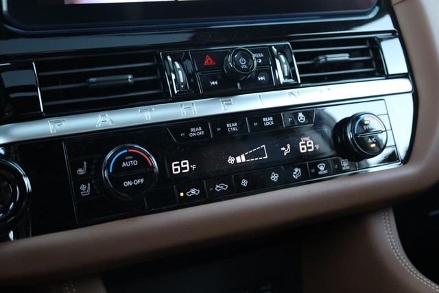 Nissan Pathfinder Vehicle Full-screen Gallery Image 16