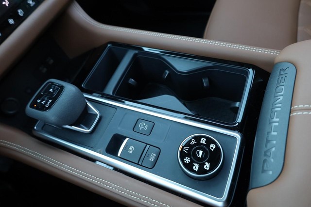 Nissan Pathfinder Vehicle Full-screen Gallery Image 18
