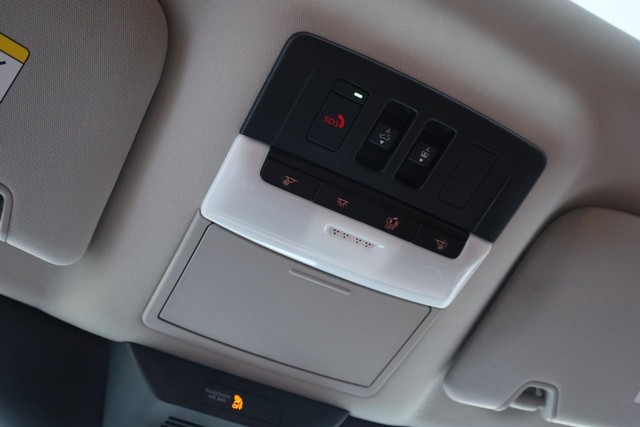 Nissan Pathfinder Vehicle Full-screen Gallery Image 19