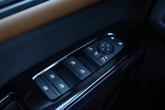 Nissan Pathfinder Vehicle Full-screen Gallery Image 20
