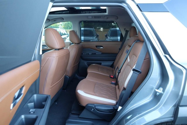 Nissan Pathfinder Vehicle Full-screen Gallery Image 24