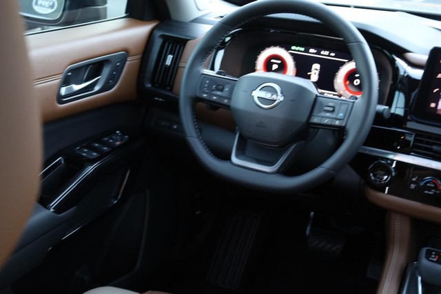 Nissan Pathfinder Vehicle Full-screen Gallery Image 28