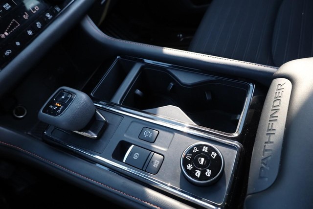 Nissan Pathfinder Vehicle Image 17