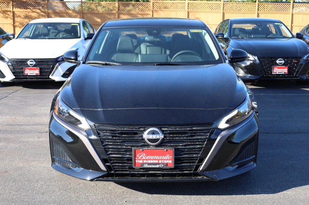 Nissan Altima Vehicle Image 04