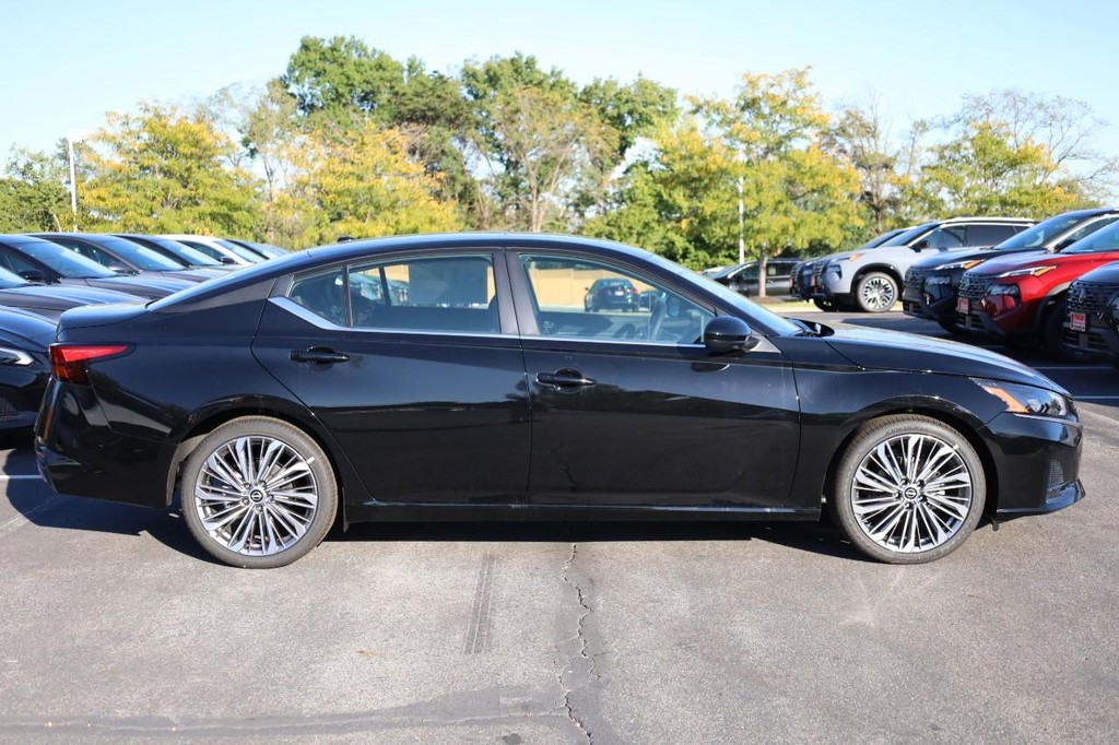 Nissan Altima Vehicle Image 05