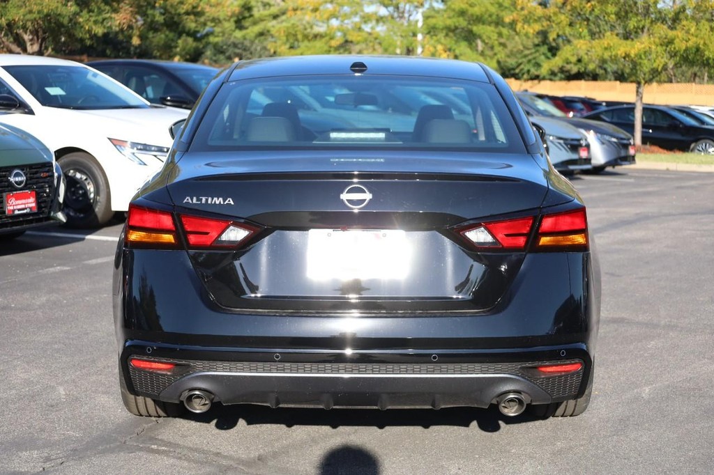 Nissan Altima Vehicle Image 06