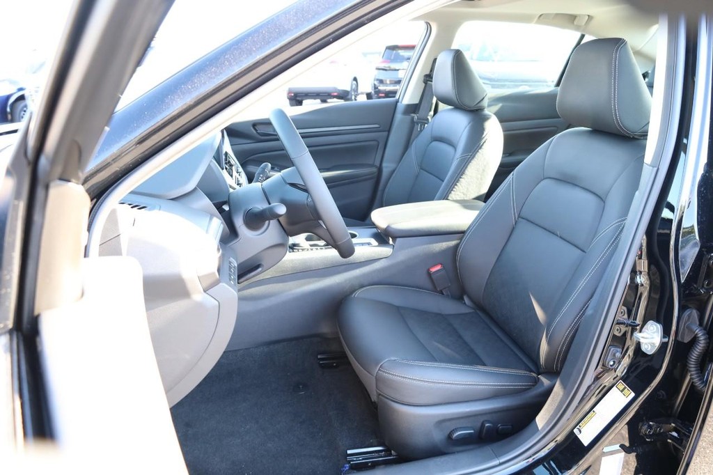 Nissan Altima Vehicle Image 08