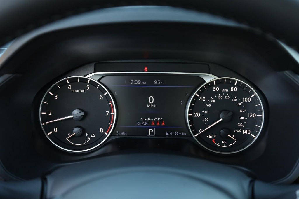 Nissan Altima Vehicle Image 11