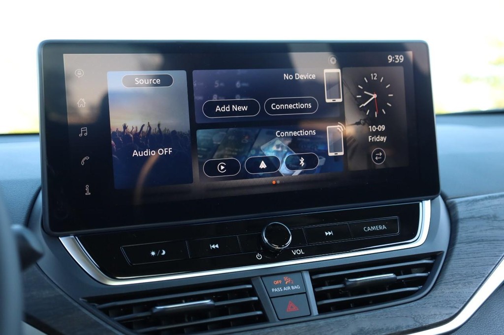 Nissan Altima Vehicle Image 12