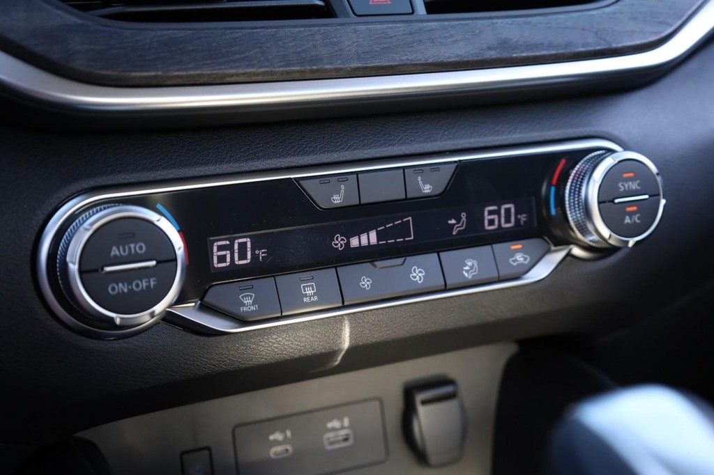 Nissan Altima Vehicle Image 14