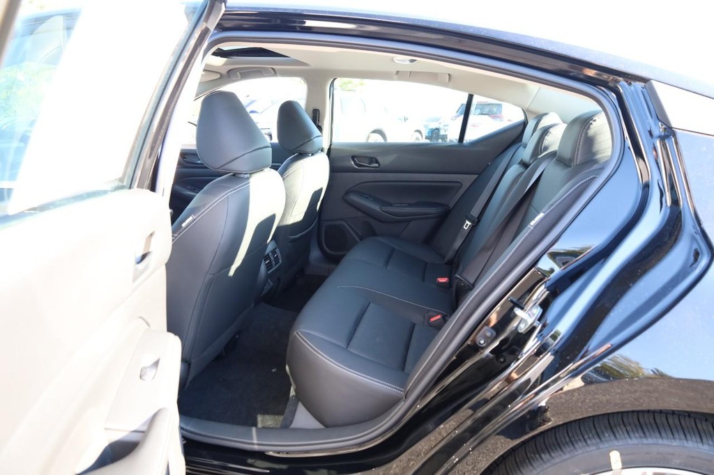 Nissan Altima Vehicle Image 20