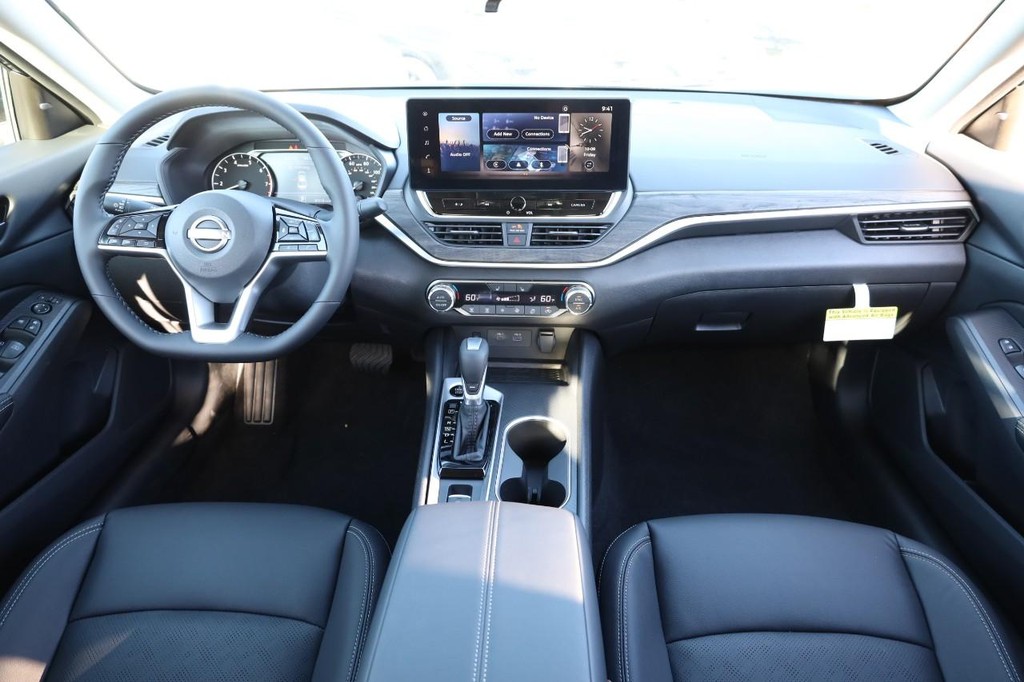Nissan Altima Vehicle Image 22