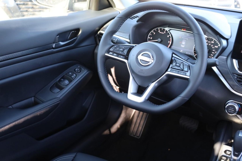 Nissan Altima Vehicle Image 23