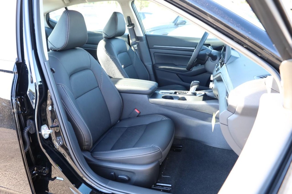 Nissan Altima Vehicle Image 24